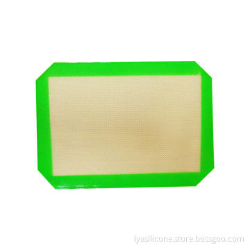 Green silicone baking mat